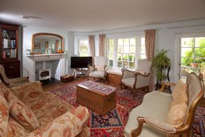 4 Magdalene Lane_Sitting Room- click for photo gallery